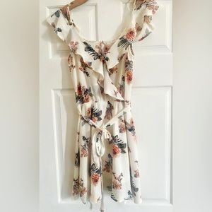 Cute short summer dress, mind code size 4.
